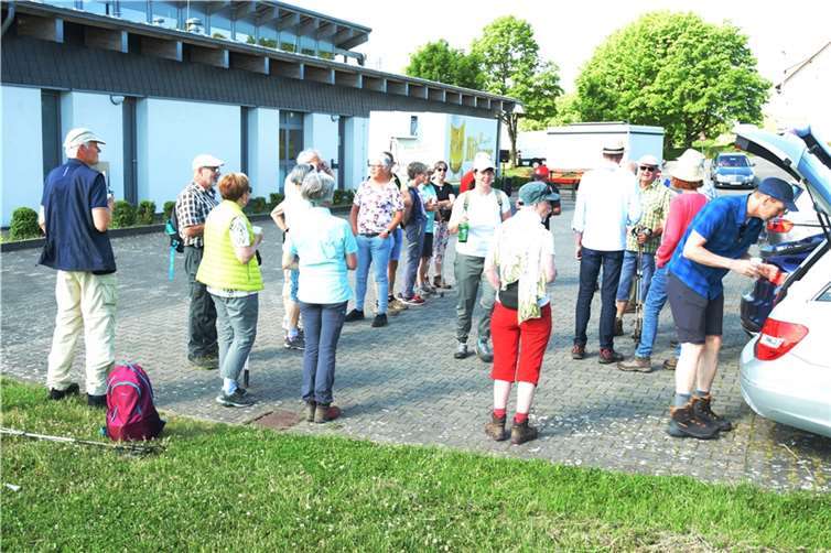 Rund 30 Mitglieder des Vereins starteten ihre Wanderung über den Schiefergrubenwanderweg.  Foto: privat