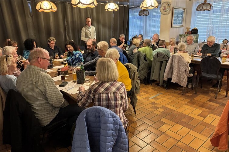 Rund 30 Partnerschaftsfreunde verfolgen die harmonisch verlaufende Jahreshauptversammlung