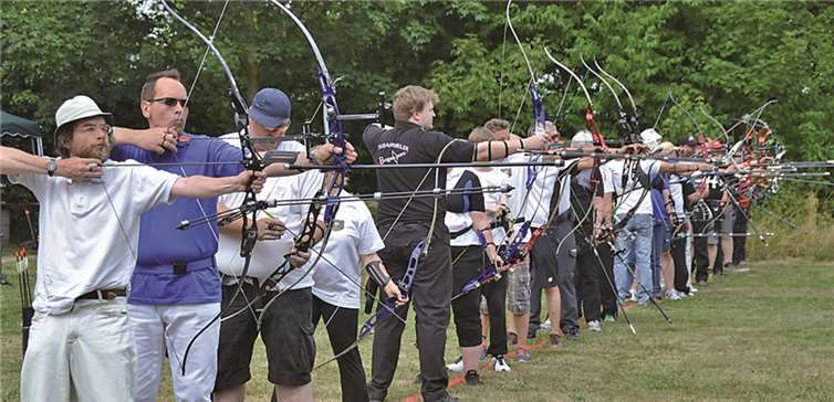 Rund 30 Schützen haben sich für eine Schussserie aufgestellt. Weigert