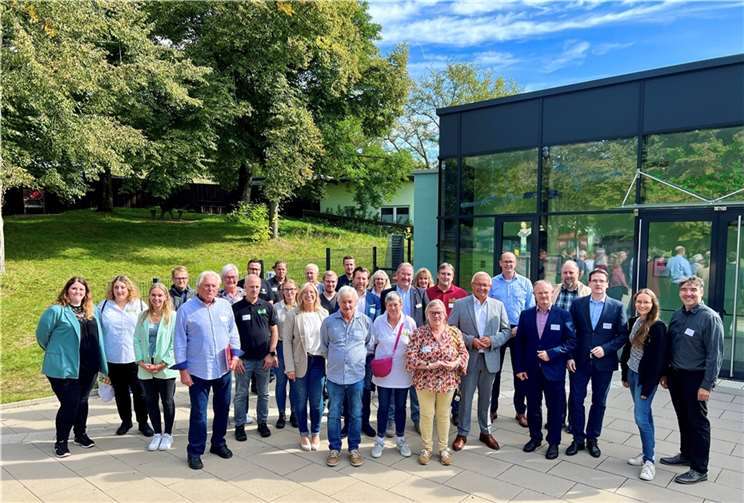Rund 30 Teilnehmer aus den verschiedenen touristischen Bereichen des Landkreises waren in den Zoo Neuwied gekommen, um die Zusammenarbeit und Vernetzung der touristischen Partner zu tärken. Foto: Martin Boden/Kreisverwaltung Neuwied