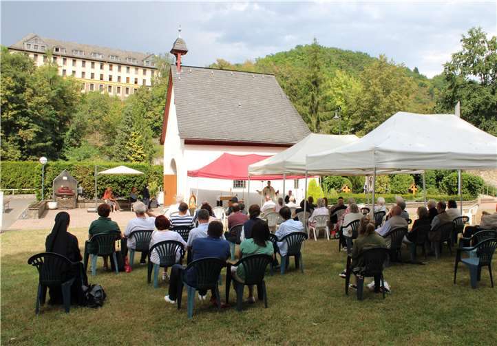Rund 300 Gläubige lauschten in der Kirche wie unter freiem Himmel den Worten von Weihbischof Schwaderlapp.