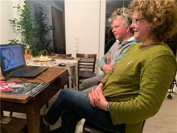 Rund 300 Kilometer überbrückt und die gute Stube nicht verlassen - die moderne Technik macht es möglich. Das Radio-Interview mit Bundeskönigin Andrea Reiprich, Brudermeister Thomas Over und Moderator Ingo Mertineit wird am 4. Februar auf der Ems-Vechte-Welle ausgestrahlt. Foto: HOERB KOMMUNIKATION