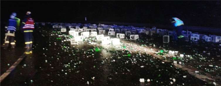 Rund 300 Kisten lagen verstreut auf der Straße.Polizei Remagen