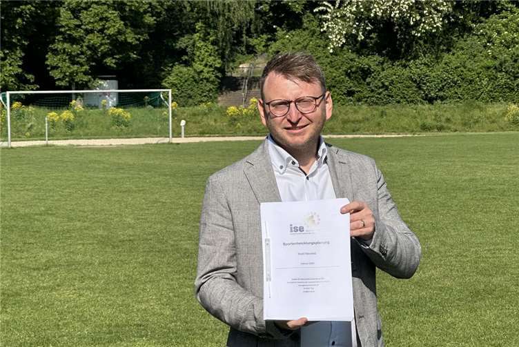Rund 300 Seiten stark ist das Sportstättenkonzept, das der stellvertretende Amtsleiter „Schule & Sport“ sowie Projektleiter Mario Strnad hier zeigt. Es hat deb Bestand in Neuwied genauestens analysiert und gibt konkrete Handlungsempfehlungen.Foto: Stadt Neuwied / Ulf Steffenfauseweh