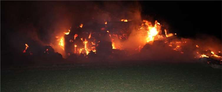 Rund 300 Strohballen waren auf einem Feld bei Gamlen angesteckt worden. Foto: Polizei Cochem