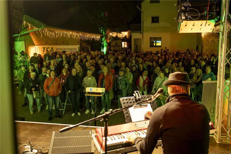 Rund 320 Menschen aus der Region kamen für den Umwelt- und Klimaschutz zum Rudelsingen auf dem Wiesenhof in Glees zusammen.  Foto: Stefan Theis