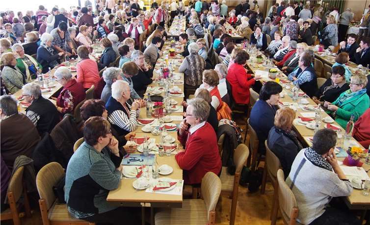 Rund 350 Besucherinnen kamen zum 63. Landfrauentag in die Vulkanhalle nach Kruft. -UBU-
