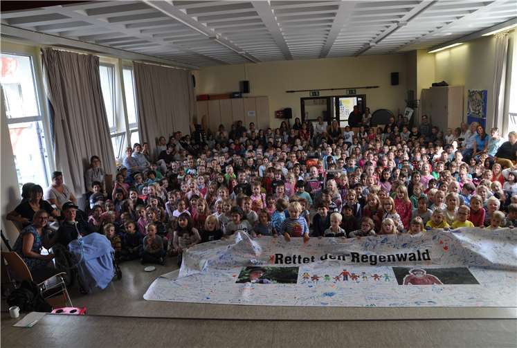 Rund 350 Kinder schauten sich „Henry rettet den Regenwald“ aufmerksam an und hatten eine Menge Fragen an Benni. privat