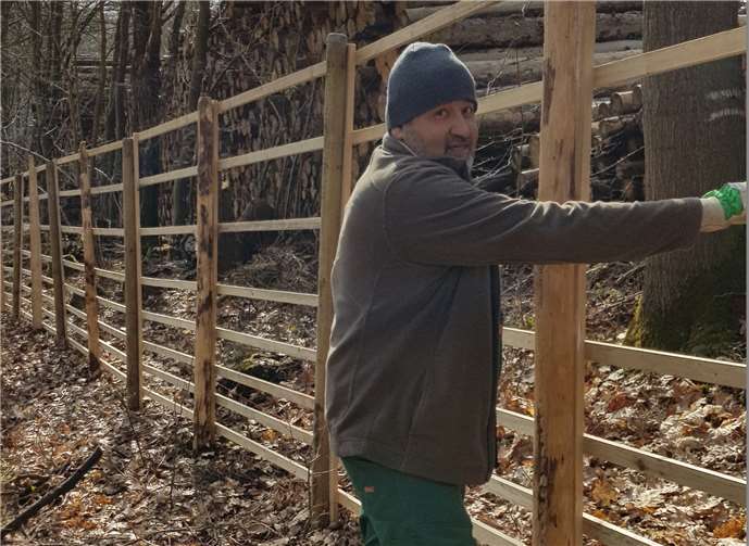 Rund 350 Meter Zaum wurde zum Schutz der jungen Pflanzen errichtet. Fotos: privat