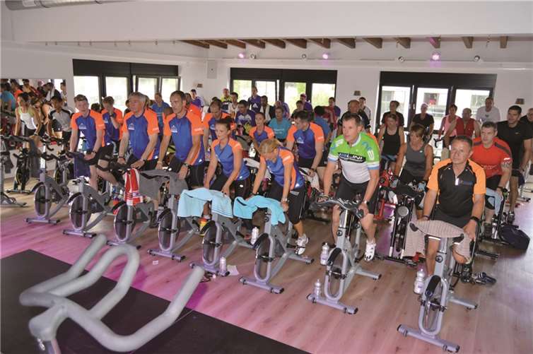 Rund 375 motivierte Fahrer radelten für die Vor-Tour der Hoffnung zugunsten krebskranker Kinder.privat