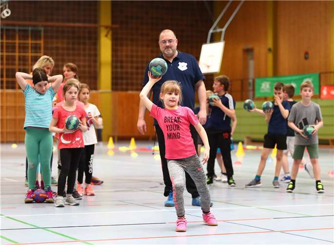 Rund 3800 Kinder lernten an 74 Schulen unter Anleitung fachkundiger Vereinstrainer das Handball-ABC.