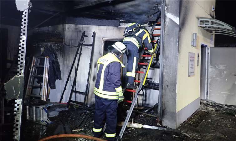 Rund 40 Einsatzkräfte der Feuerwehr waren vor Ort. Fotos: Frank Lohrum / Feuerwehr Bendorf