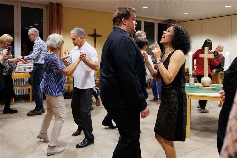 Rund 40 Gäste haben mit Gisella Loyola (1.v.r.) einen temperamentvollen Salsa-Gottesdienst in Selters gefeiert.  Foto: Peter Bongard