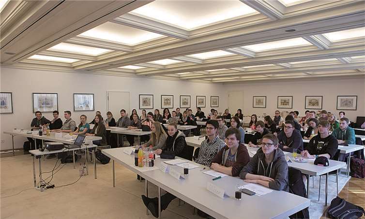 Rund 40 Jugendliche, die am diesjährigen Deutschen Gründerpreis für Schüler teilnehmen, folgten der Einladung der Kreissparkasse Köln zum Finanzworkshop.Kreissparkasse Köln