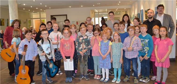 Rund 40 Musikschüler von 7 Jahren bis hin ins Erwachsenenalter erfreuten im Jahreskonzert die vielen Bewohner und Gäste, die sich im Speisesaal und im Residenz-Café eingefunden hatten.