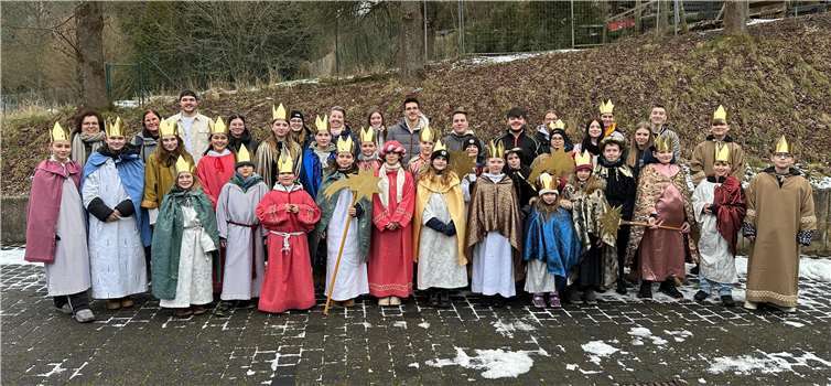 Rund 40 Sternsinger aus Rieden und Volkesfeld brachten den Segen von Haus zu Haus.  Foto: privat