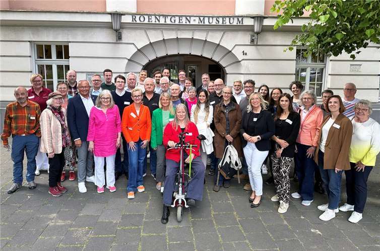 Rund 40 Teilnehmerinnen und Teilnehmer aus den Sparten Gästeführung, Kultur, Tourismus, Hotellerie und Gastronomie waren beim 5. Netzwertreffen im Roentgen-Museum mit Landrat Achim Hallerbach zusammengekommen, um sich über aktuelle Entwicklungen und neue Potenziale im Bereich Gästeführungen auszutauschen.Foto: Thomas Herschbach