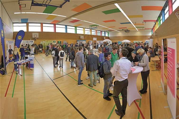 Rund 40 Unternehmen, Schulen und Einrichtungen aus der Region präsentierten sich bei der Jobbörse. privat