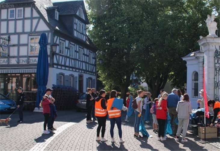 Rund 40 aktive Helfer waren bei der SPD Putzaktion in Engers aktiv dabei.Foto: SPD