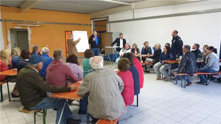 Rund 40 interessierte KrümmelerInnen und Vertreter der Freiwilligen Feuerwehr Krümmel-Sessenhausen konnten Ortsbürgermeister Burkhard Kuhn und der 1. Beigeordnete Michael Bowe im neuen Feuerwehrgerätehaus begrüßen.Foto: privat