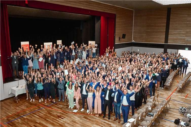Rund 400 Absolventinnen und Absolventen feierten in der Rheinlandhalle ihren Abschluss.  Foto: Peter Seydel Mayen