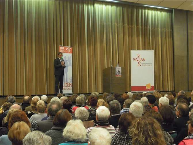 Rund 400 Zuschauer waren gekommen, um die Erzählungen von Stefan Englisch zu hören. privat