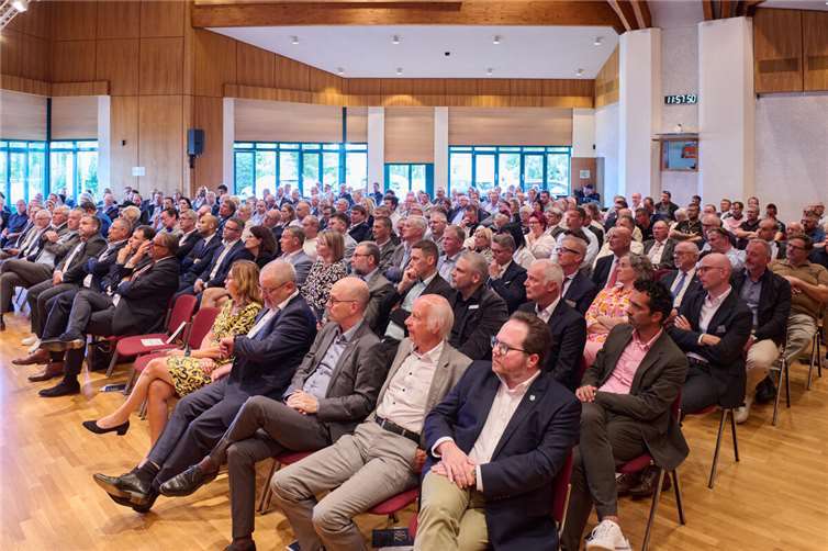 100 Jahre Bundesbildungszentrum des Deutschen Dachdeckerhandwerks in Mayen Rund 450 Gäste folgten der Einladung des BBZ, gemeinsam zu feiern. Foto: Photo-Herzmann