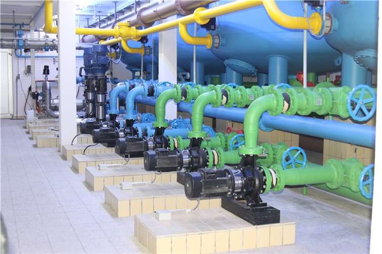 Rund 46 Tiefbrunnen und Quellen dienen der Gewinnung von Trinkwasser in der Verbandsgemeinde Montabaur. Dort wird sogenanntes Rohwasser entnommen und anschließend zu Trinkwasser aufbereitet. Zu den technischen Einrichtungen, die vom Betriebszweig Wasserversorgung betreut werden, gehören unter anderem 31 Hochbehälter (hier der Hochbehälter Prinzenschlag) mit einem Speichervolumen von insgesamt 22.500 Kubikmeter Wasser. Quelle: VG Montabaur