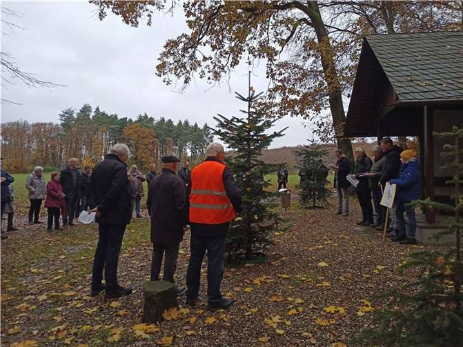 Rund 50 Bad Bodendorferinnen und Bad Bodendorfer waren der Einladung zum herbstlichen Meditationsgang nach Ziertheck gefolgt. Foto: privat