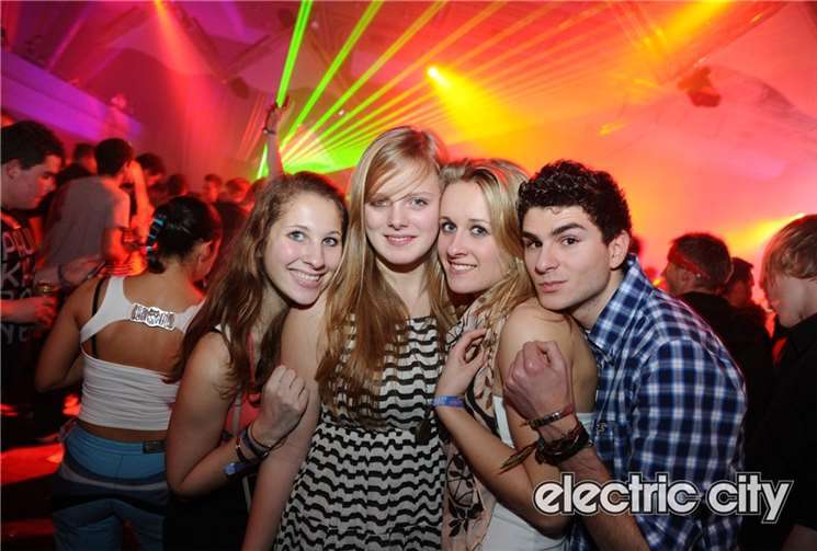 Rund 50 DJs spielen bei der 15. Auflage der „electric city“ unter anderem House, Techno, Hardcore, Classics. privat