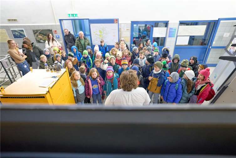 Rund 50 Drittklässler der Grundschule Nauort besuchten das Wasserwerk im Koblenzer Stadtteil Oberwerth.  Fotos: Sascha Ditscher/evm