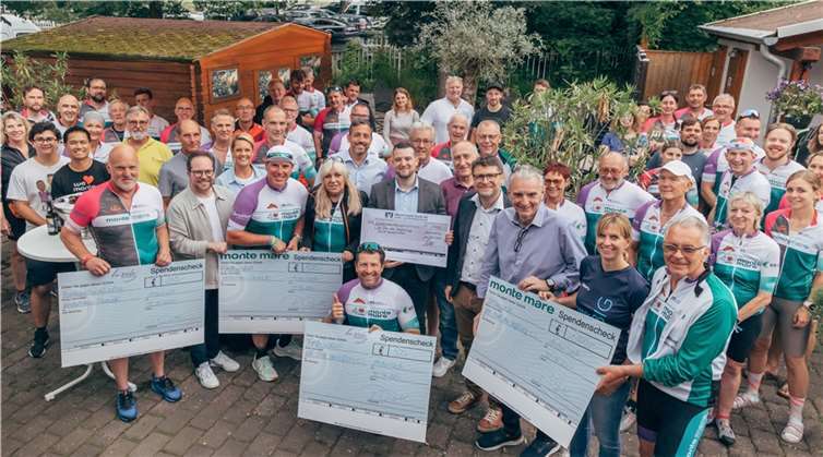Rund 50 Fahrer begaben sich von Andernach aus auf eine rund 250 Kilometer lange Tour durch Rheinland-Pfalz und Nordrhein-Westfalen, um an den verschiedenen „monte mare“-Anlagen in Bedburg, Kreuzau und Rheinbach Spenden für die „VOR-TOUR der Hoffnung“ zu überreichen. Foto: monte mare Betriebsges. mbH