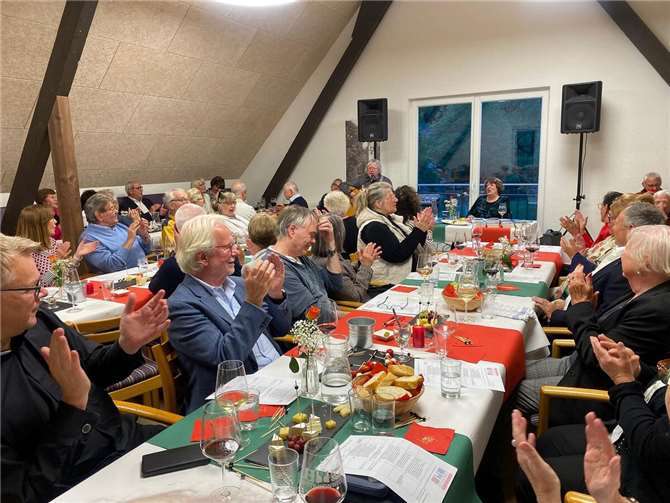 Rund 50 Gäste nahmen an einer stimmungsvollen musikalischen Lesereise mit Weinprobe im Pfarrheim der Abtei Sayn teil. Foto: privat