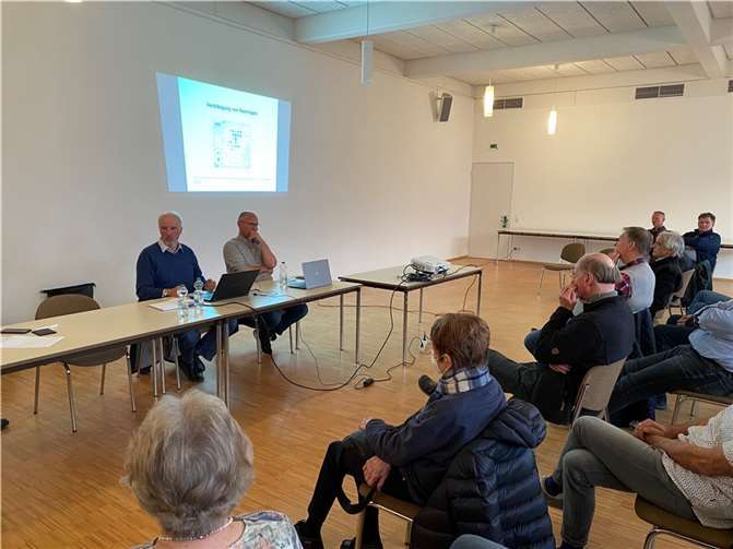 Rund 50 Interessierte lauschten den Ausführungen der beiden Windenergie-Experten Dipl.-Biol. Robert Müller (r.) und Dr. Matthias Schreiber.  Foto: SN