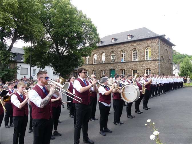 Rund 50 Kirmesjungen machten vor der Pfarrkirche St. Johannes der Täufer ihre Aufwartung.