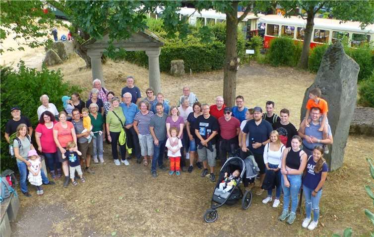 Rund 50 Personen starteten in Engeln zur Wanderung, darunter auch 12 Kinder. Foto: privat
