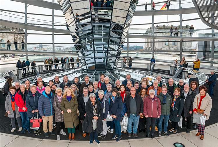 Rund 50 Politikinteressierte aus Koblenz sowie den Kreisen Mayen-Koblenz und Rhein-Lahn waren auf Einladung des SPD-Bundestagsabgeordneten Thorsten Rudolph im Bundestag zu Gast. Quelle: Bundesregierung/StadtLandMensch-Fotografie