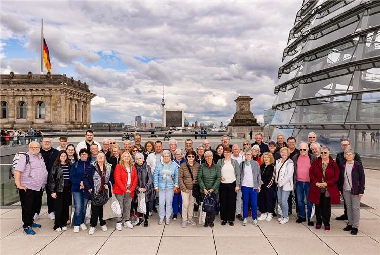 Rund 50 Politikinteressierte aus Koblenz sowie den Kreisen Mayen-Koblenz und Rhein-Lahn waren auf Einladung des SPD-Bundestagsabgeordneten Thorsten Rudolph im Bundestag zu Gast.  Foto: Bundesregierung/StadtLandMensch-Fotografie