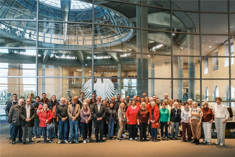 Rund 50 Politikinteressierte aus Koblenz und dem Kreis Mayen-Koblenz waren auf Einladung des SPD-Bundestagsabgeordneten Thorsten Rudolph im Bundestag zu Gast. Foto: Bundesregierung/StadtLandMensch-Fotografie