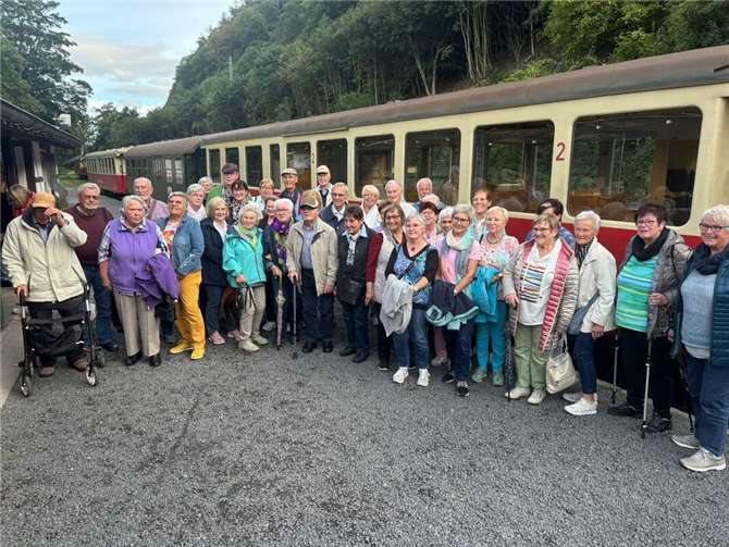 Rund 50 Seniorinnen und Senioren aus Löhndorf unternahmen eine Fahrt mit der historischen Brohltalbahn bis nach Engeln. Foto: privat