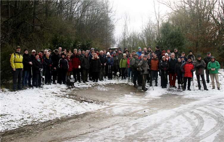 Rund 50 Wanderfreunde trafen sich an der Antweilerer Hütte, um sich auf die beiden unterschiedlichen Routen zu begeben.SES