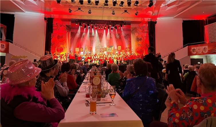 Rund 500 Gäste feirtern in der Rhein-Mosel-Halle ausgelassen den Kowelenzer Karneval und seine Akteure.  Quelle:Stadt Koblenz