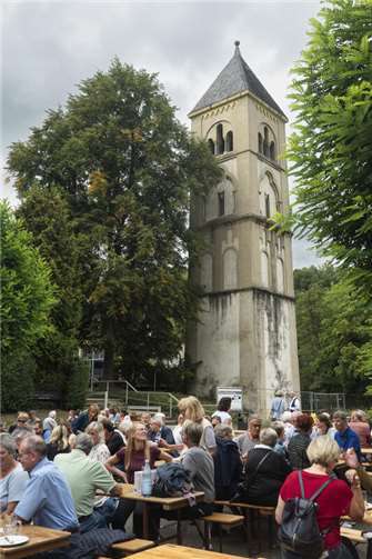 Pallottiner feiern Wiedereröffnung ihrer Kirche mit rund 500 Gästen Rund 500 Gäst:innen feierten mit den Pallottinern von Haus Wasserburg am 31. August 2025 das Pallottikirchenfest, bei dem die Kirche nach Renovierungsarbeiten im Sommer feierlich wieder eröffnet wurde.