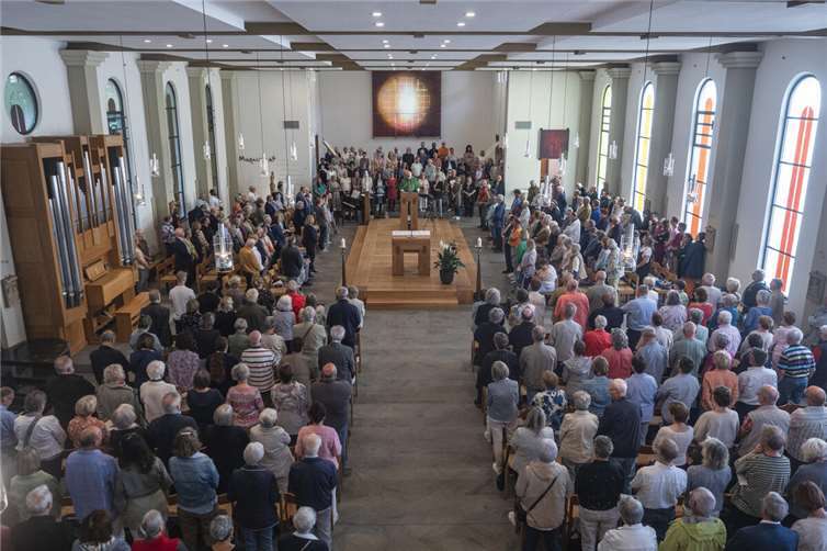 Rund 500 Gäst:innen feierten mit den Pallottinern von Haus Wasserburg am 31. August 2025 das Pallottikirchenfest, bei dem die Kirche nach Renovierungsarbeiten im Sommer feierlich wieder eröffnet wurde.  Fotos: Haus Wasserburg/Mathias Birsens
