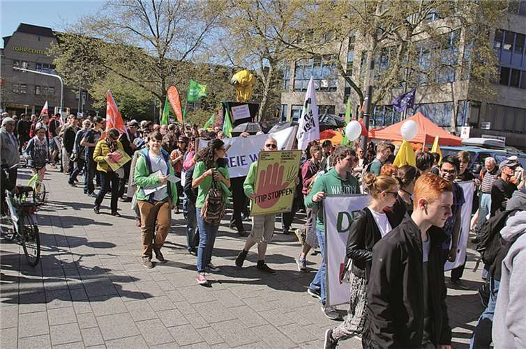 Rund 500 Menschen beteiligten sich an der Demonstration der TTIP-Gegner in Koblenz. privat