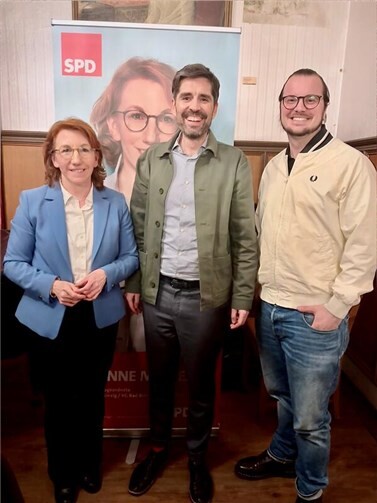 Rund 60 Besucher*innen kamen am Freitagabend ins Sinziger Schloss, und folgten der Einladung der SPD-Landtagsabgeordneten Susanne Müller, um mit Sven Teuber (Staatsminister – Bildung), dem Landtagskandidaten Thomas Meyer (Wahlkreis 14) und der Abgeordneten über die aktuellen Herausforderungen und Perspektiven der rheinland-pfälzischen Bildungspolitik zu diskutieren. Foto: privat
