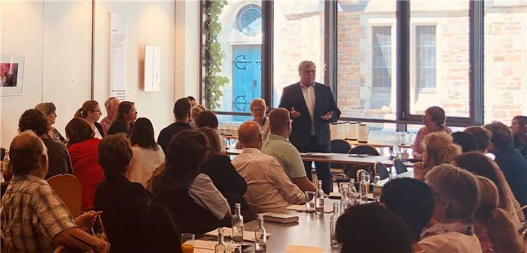 Rund 60 Fach- und Leitungskräfte folgten der Einladung des zuständigen Dezernenten für den Bereich Soziales und 1. Kreisbeigeordneten, Michael Mahlert, zur Regionalen Pflegekonferenz des Landkreises Neuwied. Die Veranstaltung hatte das Ziel hat, die Angebotsstruktur im Bereich der Pflege sicherzustellen und weiterzuentwickeln.