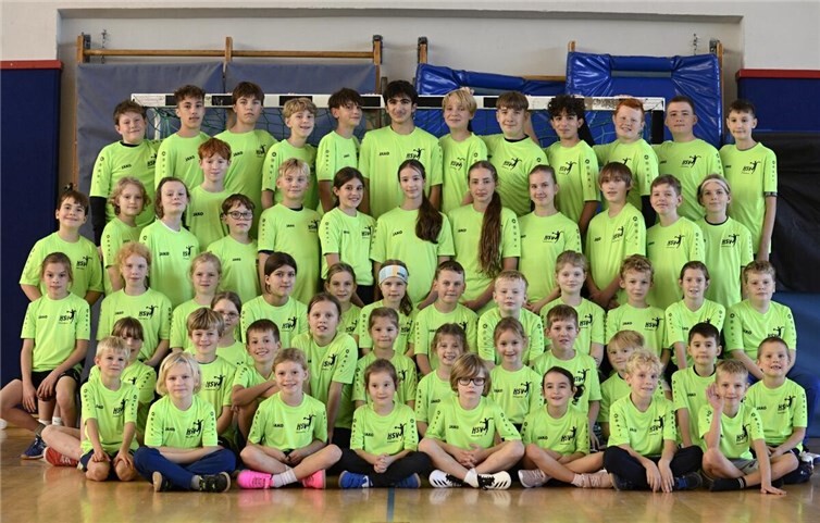Teamgeist und Spielspaß Rund 60 Kinder nahmen in den Herbstferien am Handball-Camp der HSV Rhein-Nette teil. Foto: privat