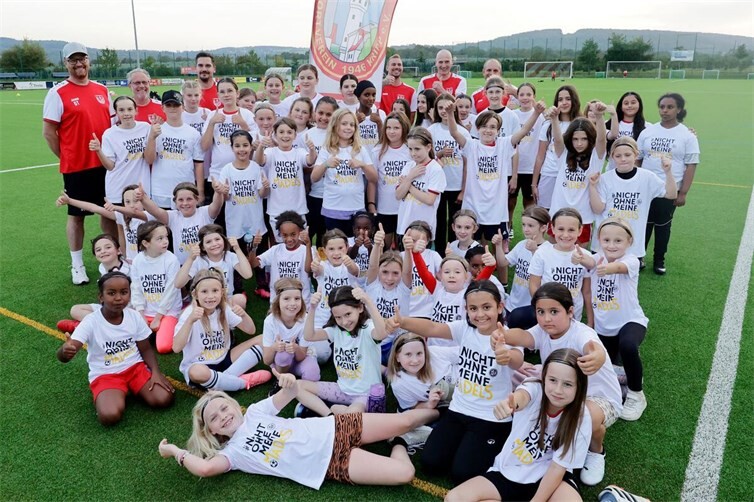 Rund 60 Mädchen im Alter von 6 bis 14 Jahren waren der Einladung des Vereins gefolgt und nutzten die Gelegenheit, den Mädchenfußball beim SV Kripp kennenzulernen.