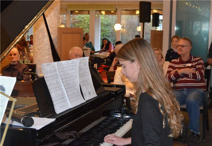 Rund 60 Musiker zwischen sechs und 86 Jahren begeisterten die Zuhörer in der Seniorenresidenz.-AB-